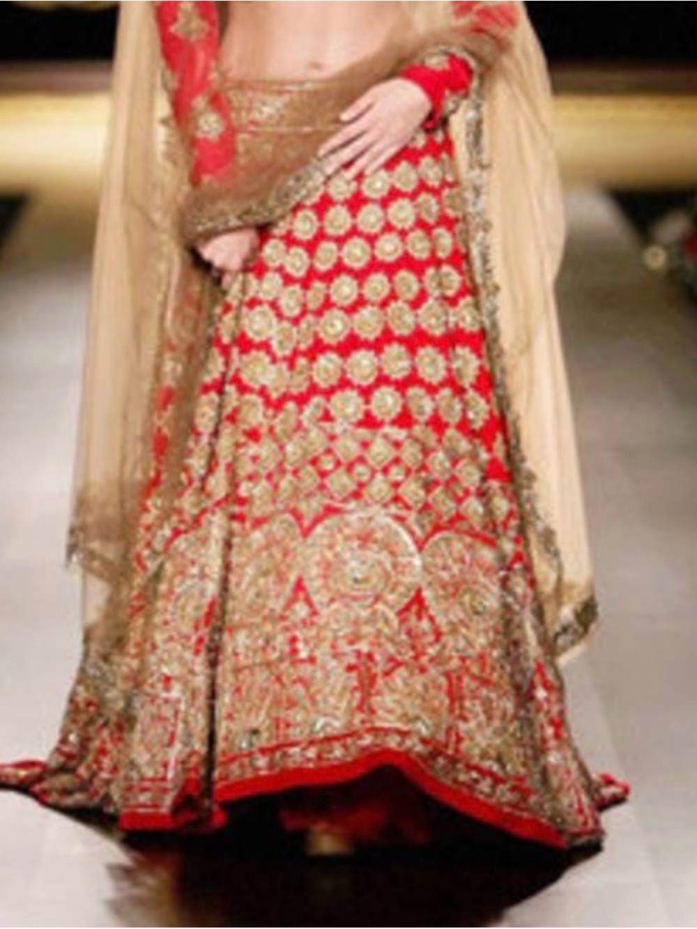 Red and Gold Embellished Women's Wedding Bollywood 3 piece Lehenga M